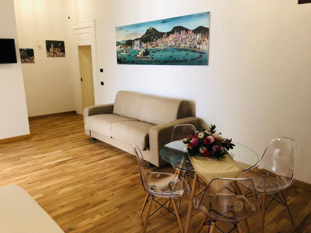 Domus Studio 25 Bed & Breakfast Napoli Esterno foto