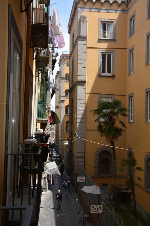 Domus Studio 25 Bed & Breakfast Napoli Esterno foto